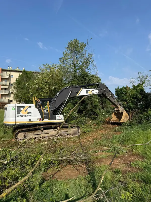 Scavi delle fondamenta nel cantiere di Park City a Dalmine (foto 1)