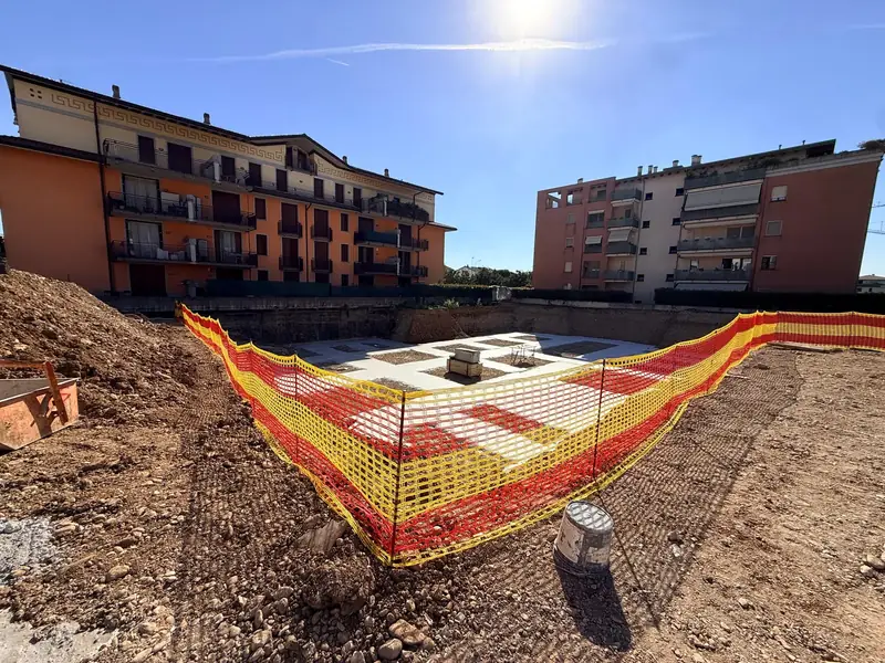 Pilastri del primo piano della Palazzina A e scavi della Palazzina B (foto 1)