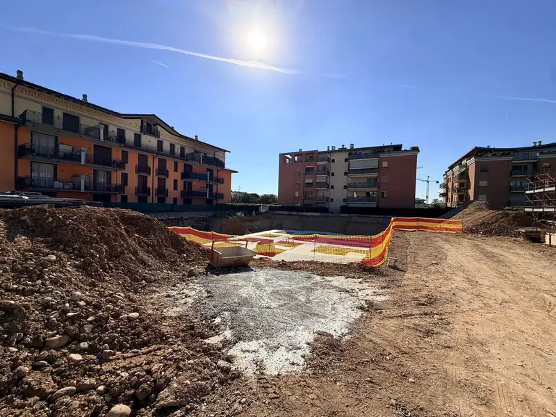 Pilastri del primo piano della Palazzina A e scavi della Palazzina B (foto 2)