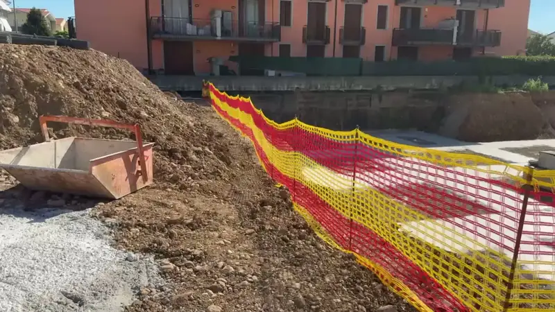 Pilastri del primo piano della Palazzina A e scavi della Palazzina B (foto 3)