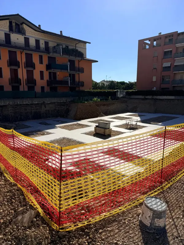 Pilastri del primo piano della Palazzina A e scavi della Palazzina B (foto 4)