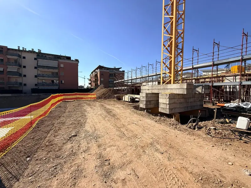 Pilastri del primo piano della Palazzina A e scavi della Palazzina B (foto 6)
