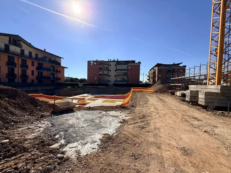 Pilastri del primo piano della Palazzina A e scavi della Palazzina B (foto 7)