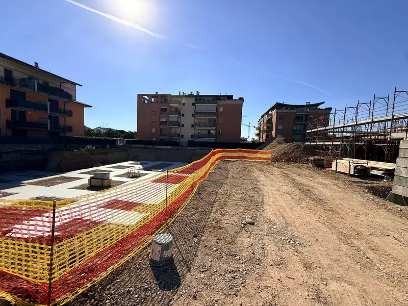 Pilastri del primo piano della Palazzina A e scavi della Palazzina B (foto 8)