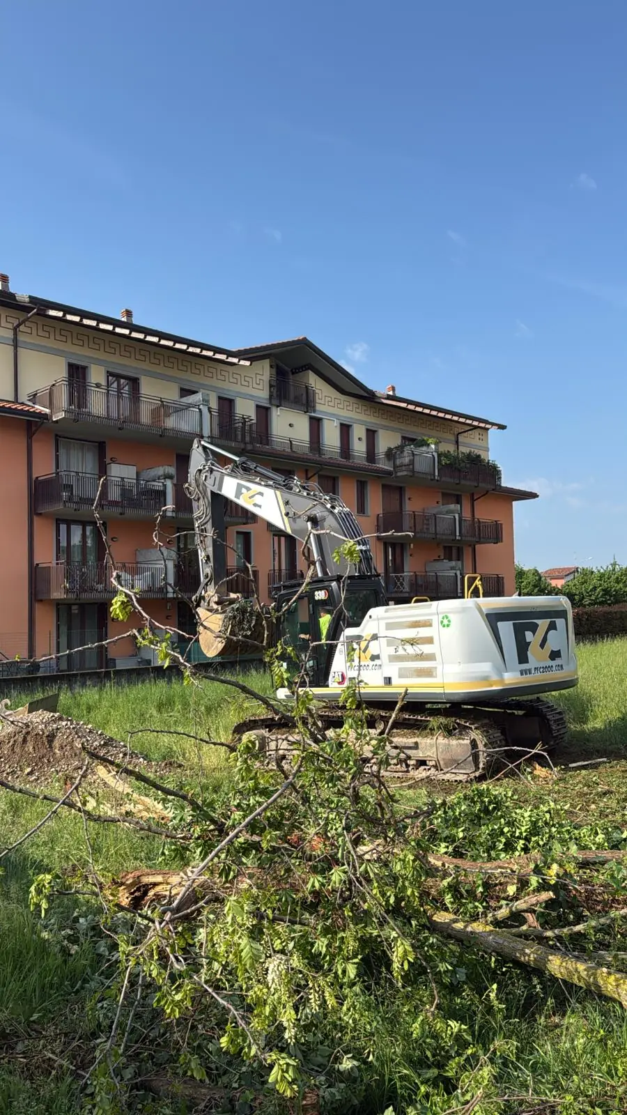 Scavi delle fondamenta nel cantiere di Park City a Dalmine