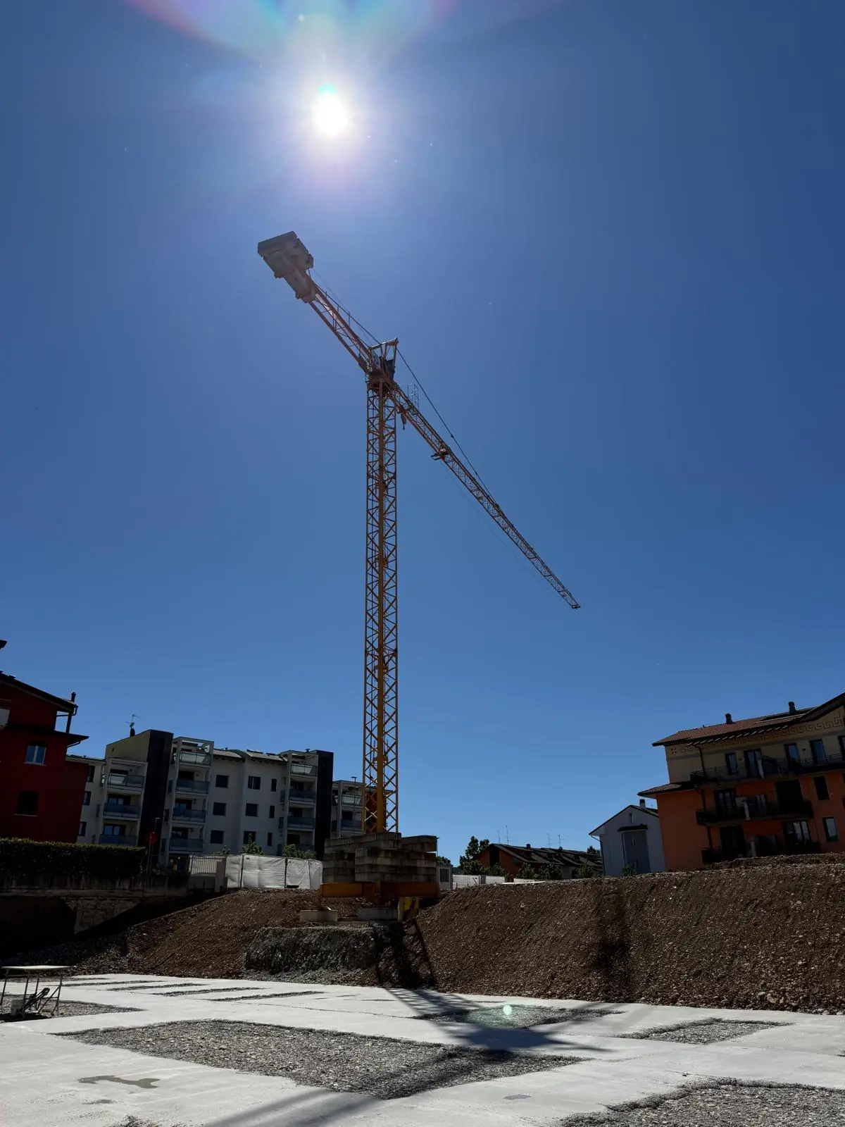 La gru montata nel cantiere di Park City a Dalmine